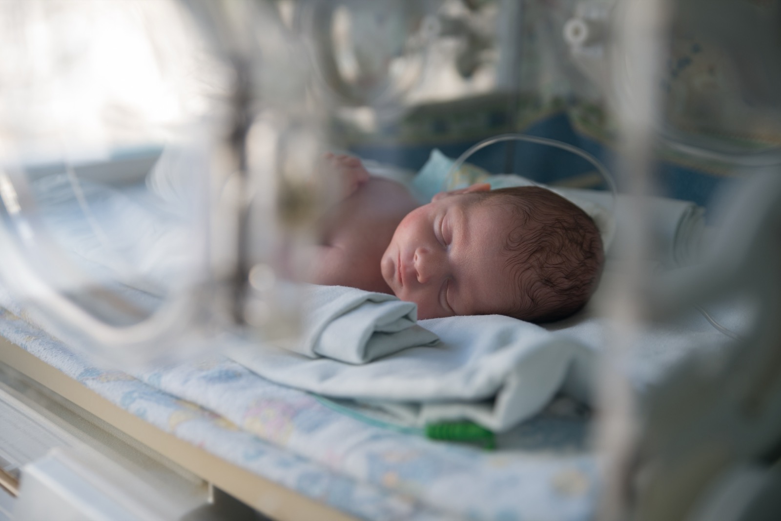 Nou-născut prematur în incubator